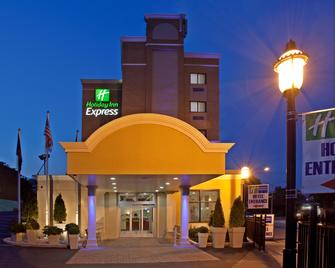 Holiday Inn Express Laguardia Airport - Queens - Building
