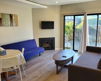 Spacious, new private South San Francisco home - South San Francisco - Living room