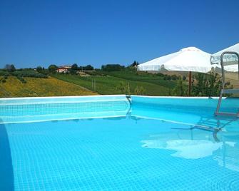 Tranquil location close to sea and mountains - Ripatransone - Piscina