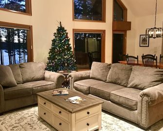 Stunning lake views and privacy only mins. to downtown Lenox, Stockbridge, Lee. - Lee - Living room