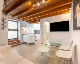 The Sailor House, minimum stay 30 nights, by PriorityVillas - Palma - Comedor