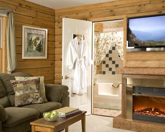 Romantic Suite with Hot Tub in a Bed and Breakfast in Arrington, Virginia - Lovingston
