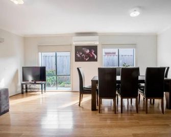 Holiday Rose - Point Cook - Comedor