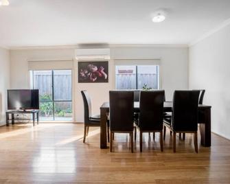 Holiday Rose - Point Cook - Comedor