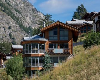 Superior apartment with stunning Views of Matterhorn. 1 free return taxi ride - Zermatt - Building