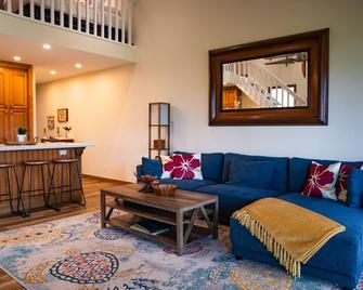 Oasis at Turtle Bay Condo & Legendary North Shore - with Split AC -renovated - 卡胡庫 - 客廳