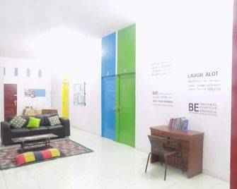 Amelia 2 Guest House Syariah - Medan - Sala de estar