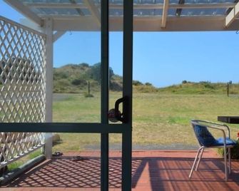 Iconic Kiwi Bach Beach - Whakatane - Balcony