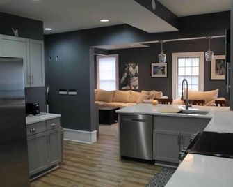 352 Massive home with Kayaks Bicycles and Putt Putt Golf - Port Sanilac - Cocina