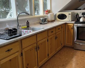 The Loft - a cozy getaway for two - Vernon - Kitchen