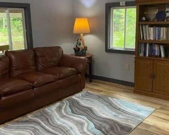 Riverside cabin, fly-fish for trout or just relax! - Malone - Living room