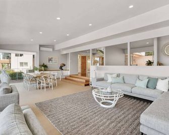 Panoramic ocean views over Terrigal to Forresters - Terrigal - Living room