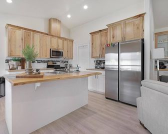 3-bedroom house in serene Twin Falls with AC, WiFi. Enjoyable getaway - Twin Falls - Kitchen