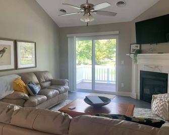 Modern 3-bedroom condo with gas fireplace - Bettendorf - Living room