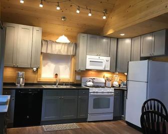Rocky Haven: Tranquil Lakeside Cottage Near Acadia - Orland - Cocina