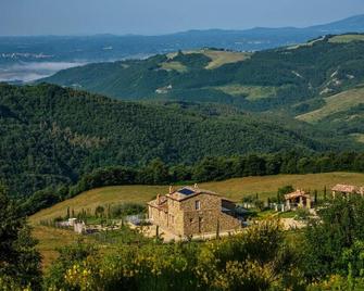 Villa Trevinano - Private villa with pool in Lazio - Trevinano - Vista del exterior