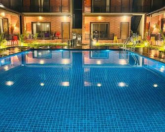 Shivani Sunset Bay Beach Resort - Māvalli - Pool