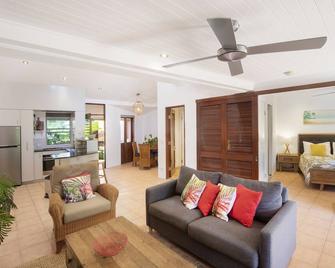 L'Auberge Apartments Noosa - Noosa Heads - Living room
