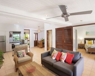 L'Auberge @ Noosa - Noosa Heads - Living room