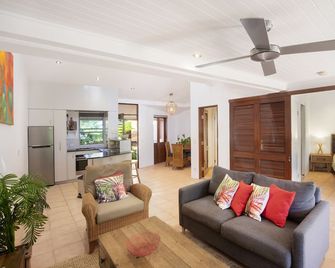 L'Auberge Apartments Noosa - Noosa Heads - Living room