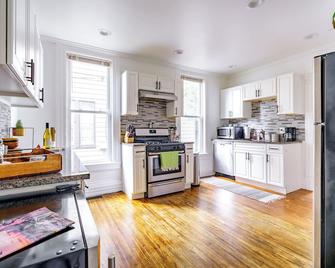 Jungle House Luxury Stays - Columbus Downtown Short North - Columbus - Kitchen