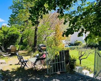 Les Glycines, charmant studio au calme dans bâtisse de Maître proche du centre ville parking gratuit - Digne-les-Bains - Patio