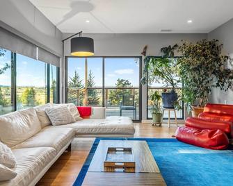Modern Cotati Villa with Private Pool and Large Deck! - Rohnert Park - Living room