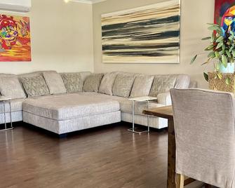 Take a break at Sea Esta. Pet Friendly. - Port Hughes - Living room