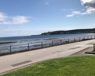 تريفيليان - دوغلاس - شاطئ