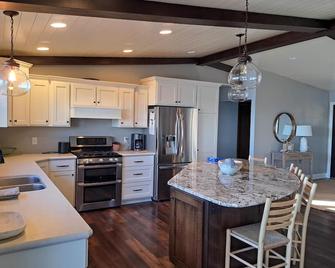 Sunset Beach on Otter Tail Lake, fall colors, snowmobile trails, ice fishing - Ottertail - Kitchen