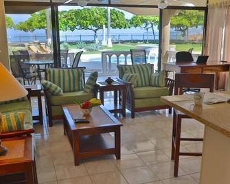 Endless Beach Condo 2-1 Brand New and Renovated! - Potrero - Restaurante