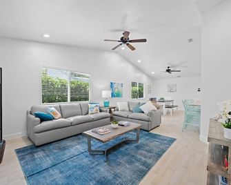 The Jupiter Escape - Jupiter - Living room