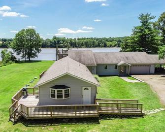 Short Term Water Oriented Furnished Apartment - Elkton - Building