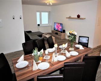 4 rooms, up to 14 persons, luxurious furnishings, \'hibiscus\' - Berlin - Essbereich