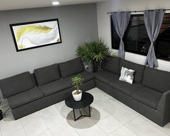 Hermosa Casa Con Jacuzzi Y Alberca - Tlajomulco de Zuñiga - Sala de estar
