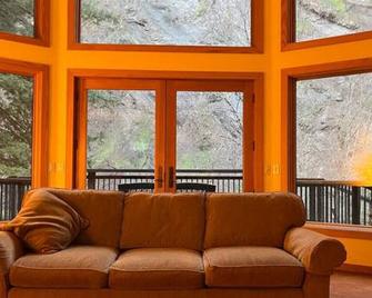 Redwood Creek Getaway! - Redway - Sala de estar