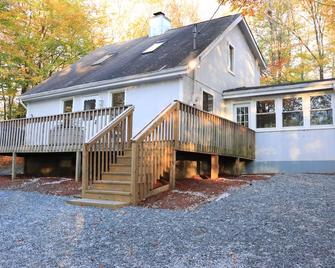 Cozy Poconos Cabin Getaway Kalahari & Great Wolf Lodge, Casinos,& Ski Resorts - Blakeslee - Building