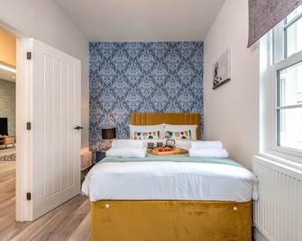 The Cotswold Woodland by Fortuna Property - Cheltenham - Bedroom
