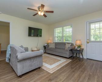 Smart TV's and BBQ Grill off the back deck! - Thomasville - Living room