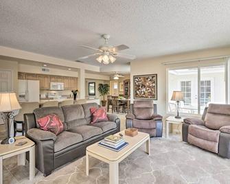 Quiet Sun City Home with Grill - Golf and Hike Nearby! - Sun City - Living room