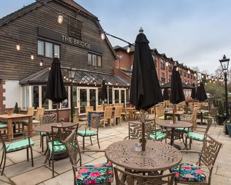 The Bridge Hotel - Chertsey - Innenhof