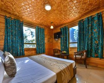The Paristan Resort - Pahalgam - Bedroom