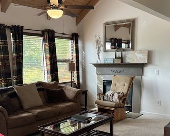 Less than 5 Minutes from downtown Helen. Beautiful Views of Mt. Yonah! - Helen - Living room