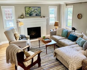 Family Cottage Near Beach & Downtown Newburyport - Newbury - Living room
