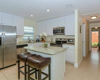 Lovely Cottage near the Beach and Downtown Sarasota - Sarasota - Kitchen