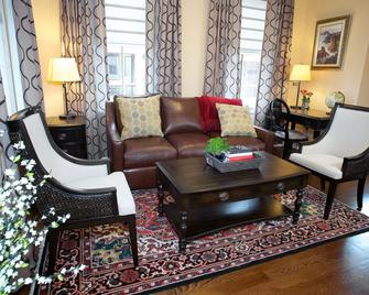 Guest House at Norwalk Inn - Норволк - Вітальня