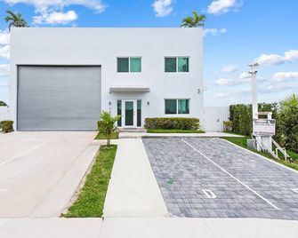 Spacious Apartment Wpatio Mini-Golf - Deerfield Beach - Building