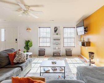 Charming 3-bedroom house with WiFi, AC in Seaford - Seaford - Living room