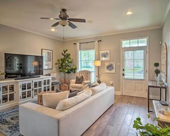Baton Rouge Game Day House w/ Chic Yard Space - Baton Rouge - Living room