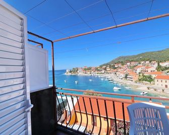 Apartments Peselj-Studio Apartment with Balcony and Sea View 1 - Smokvica - Balcony